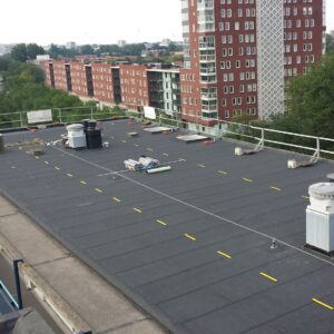 Plat dak met valbeveiliging